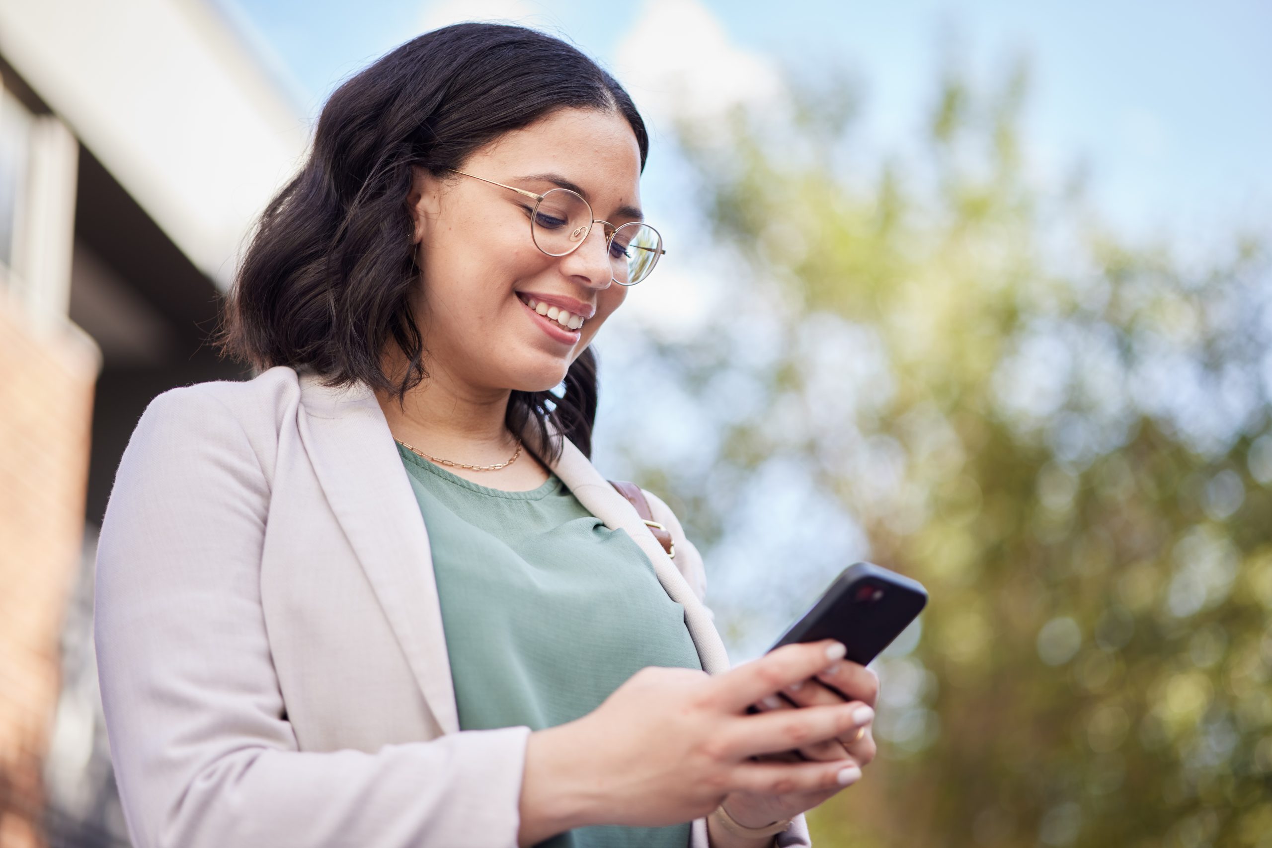 outdoor-business-woman-and-reading-a-cellphone-fo-2023-11-27-05-22-09-utc